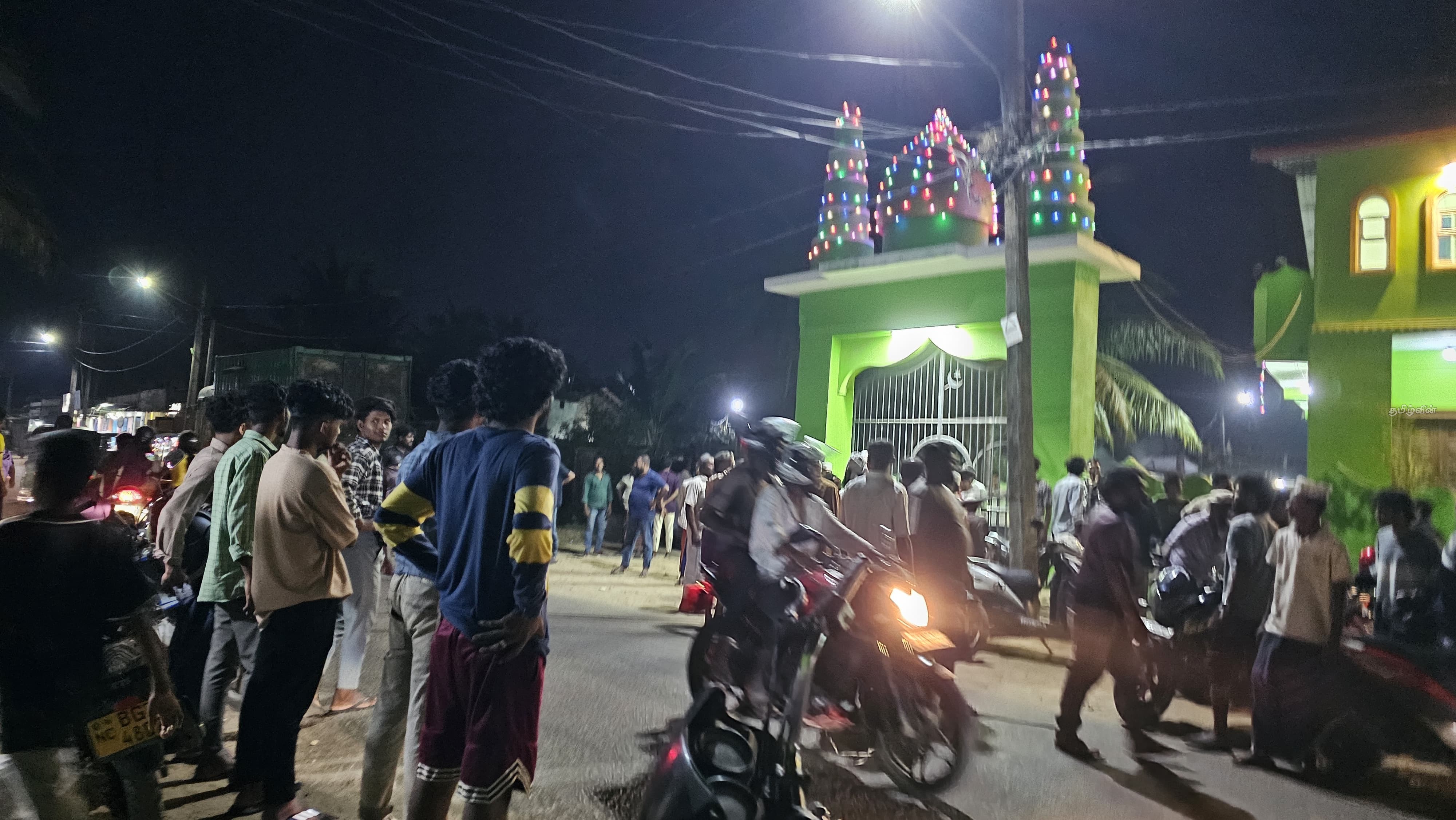 யாழ்ப்பாணத்தில் பள்ளிவாசலில் பரபரப்பு வாளுடன் வந்த நபர் தப்பியோட்டம்