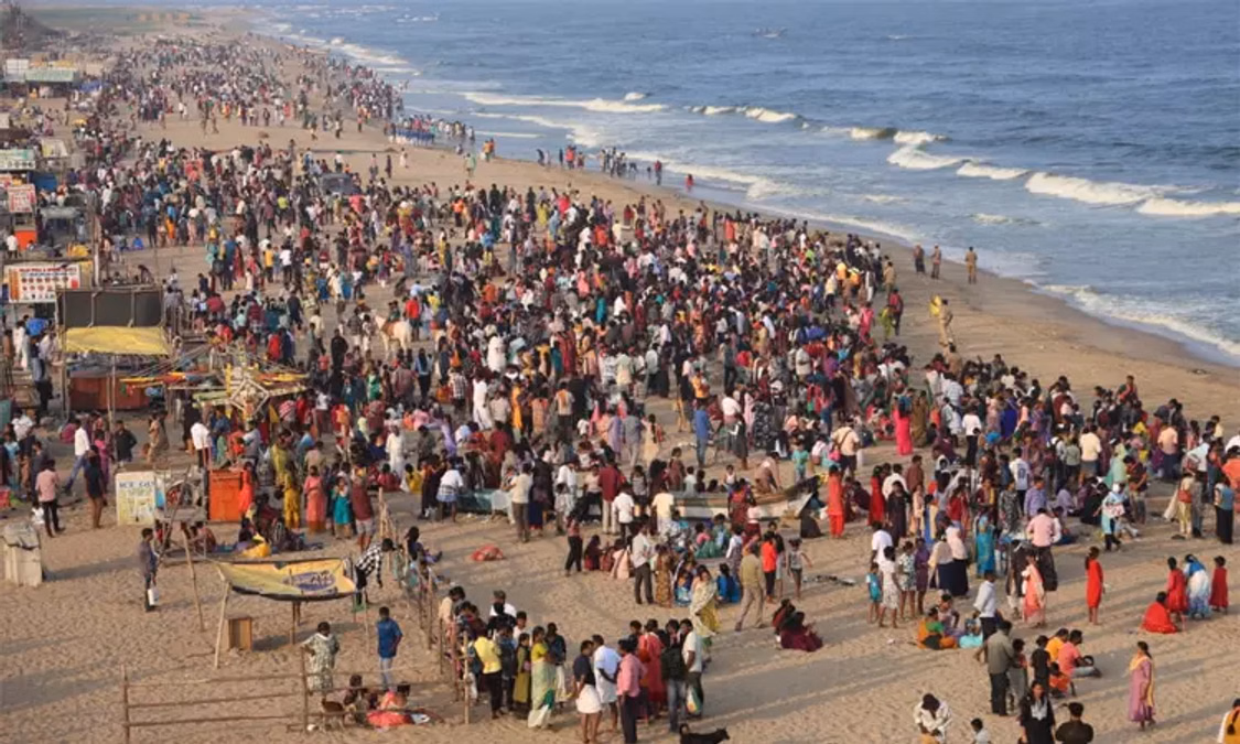 சுற்றுலா தலங்களில் மக்கள் கூட்டம் – விடுமுறை கொண்டாட்டம்